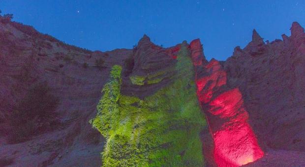 Che spettacolo i monti Sibillini: le Lame Rosse s'illuminano col tricolore