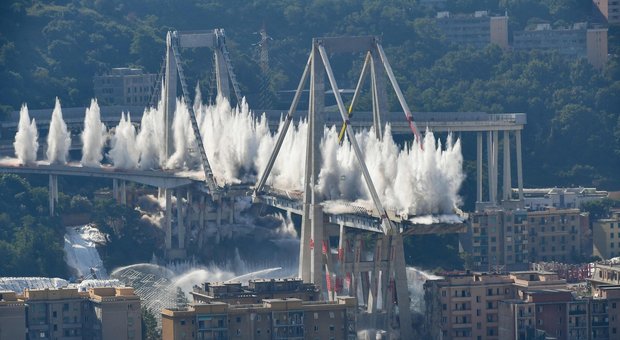 Genova, Ponte Morandi demolito in diretta. Il viadotto imploso alle 9.37