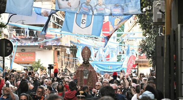 Napoli, si ripete il miracolo di San Gennaro: la processione fra simboli religiosi e bandiere azzurre