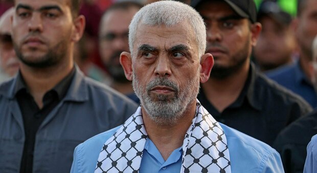 Guerra Israele, rispunta Sinwar: «Hamas non si sottometterà mai». Gaza, raid su un campo profughi: 70 morti