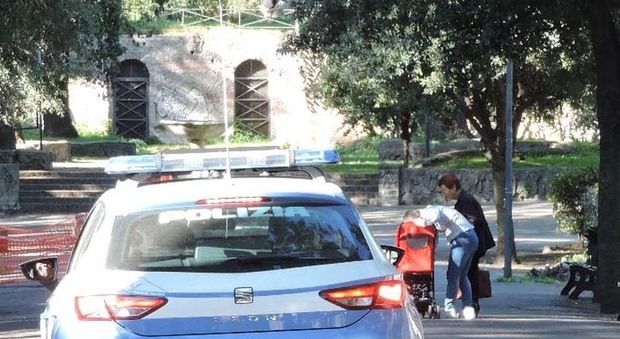 Roma, perseguita l’ex moglie che l'ha lasciato, arrestato stalker: voleva sfregiarla con l'acido