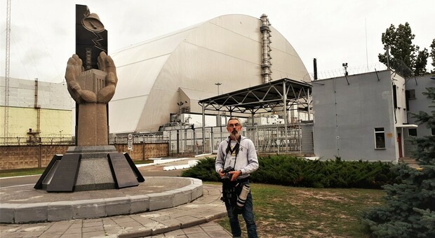 Sergio Vian davanti al sarcofago sul reattore quattro realizzato dalla Cimolai di Pordenone a Chernobyl