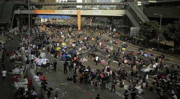 Hong Kong, manifestanti danno ultimatum: «Vogliamo risposte entro domani»