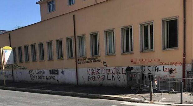 Roma, bestemmie e svastiche sul muro dell'asilo, appello delle mamme: «Cancellatele». Ma nessuno interviene