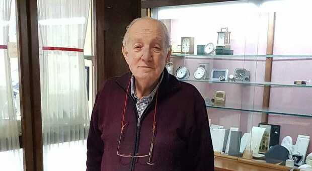 Antonio, il signore degli orologi, chiude il negozio dopo 60 anni di attività: «I giovani non vogliono più imparare»