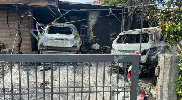 L'auto elettrica andata in fiamma ha incendiato un'altra auto e distrutto parte della casa