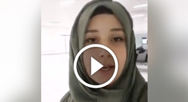 Nadia, giovane musulmana, costretta a spogliarsi davanti a tutti all'aeroporto di Bergamo: "Insultata dagli agenti..." Video