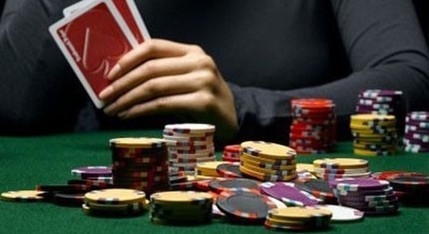 La passione per il poker tradisce un ricercato: arrestato al casinò