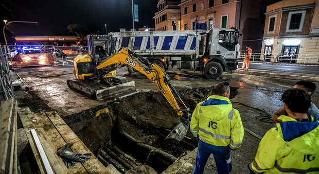 Roma, enorme voragine a Corso Francia: si rompe condotta idrica, scoppia il caos e traffico in tilt