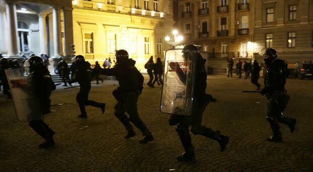 Belgrado, violenti scontri: agenti feriti, 35 arresti. Il Cremlino: «L'Occidente fomenta i disordini»