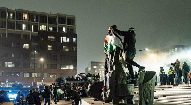 Tifosi israeliani ad Amsterdam, cosa è successo? Il «pogrom», i possibili ostaggi, le imboscate, gli aerei in soccorso