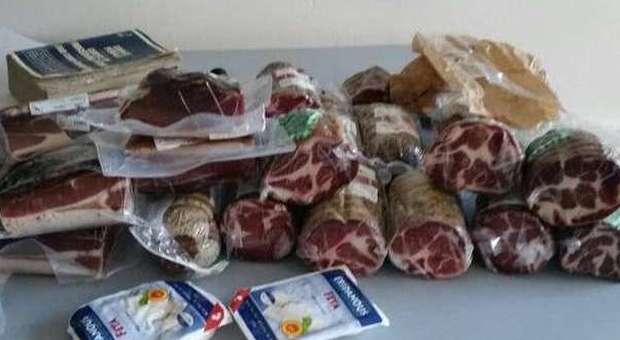 Ancona, nascosti nell'auto di lusso prosciutti e lonze rubati in 6 market