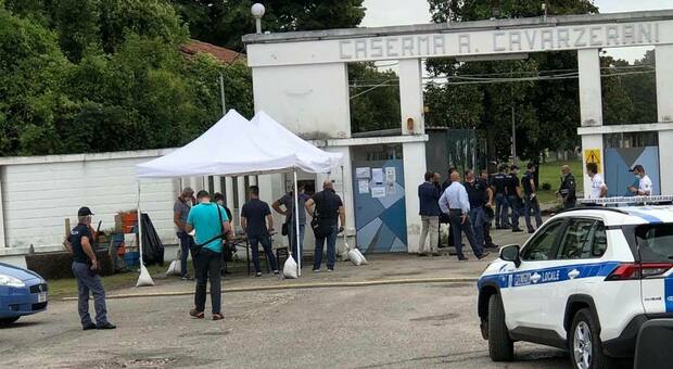 I migranti all'ex caserma Cavarzerani di Udine continuano la protesta
