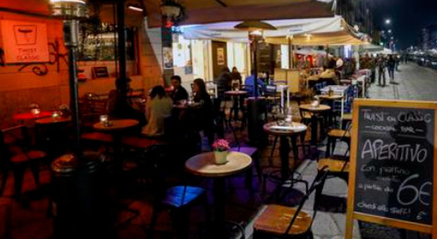 Coprifuoco e ristoranti aperti? Rivolta social: «A Roma alle 22 cerchi ancora parcheggio»