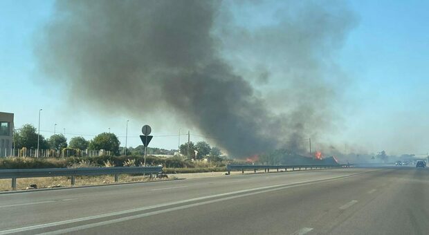 Salento, ancora incendi: fiamme in località Burgesi nei pressi della discarica