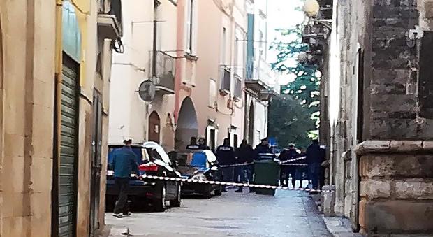 Bari, agguato in strada: morta una donna, ferito un 20enne