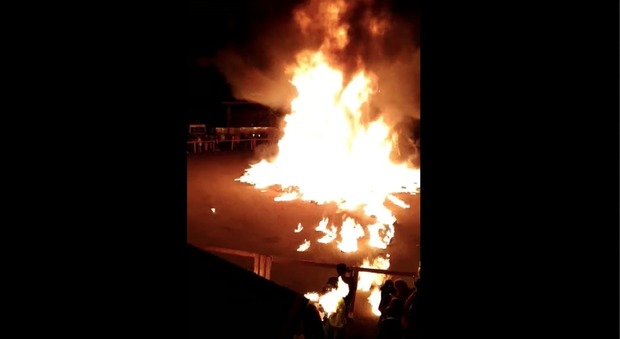 Esplode la catasta di legno, paura alla festa dei fuochi di fine estate: fiamme sul pubblico