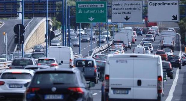 Tangenziale di Napoli nella morsa del traffico, le voci degli automobilisti: «Pedaggio gratis in questi giorni di emergenza»