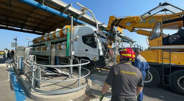 L'incidente è avvenuto al casello di Rovigo Sud - Villamarzana, sulla autostrada A13 poco prima delle 7