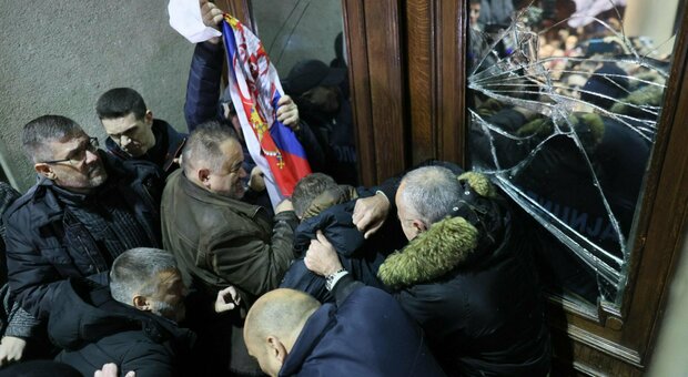 Serbia, violenti scontri durante le proteste a Belgrado: poliziotti feriti e raffica di arresti. Mosca: «L'Occidente provoca i disordini»