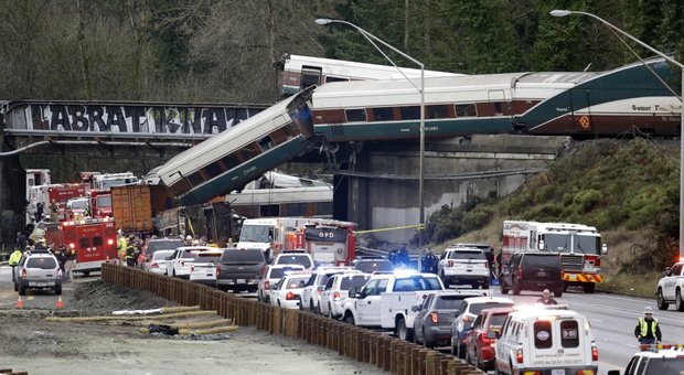 Seattle, treno deraglia e precipita dal ponte sull'autostrada: almeno 6 morti