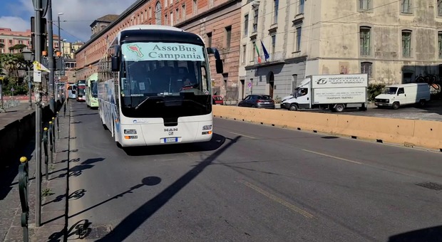 Napoli, il corteo degli autobus turistici: traffico in tilt da via Vespucci al Plebiscito