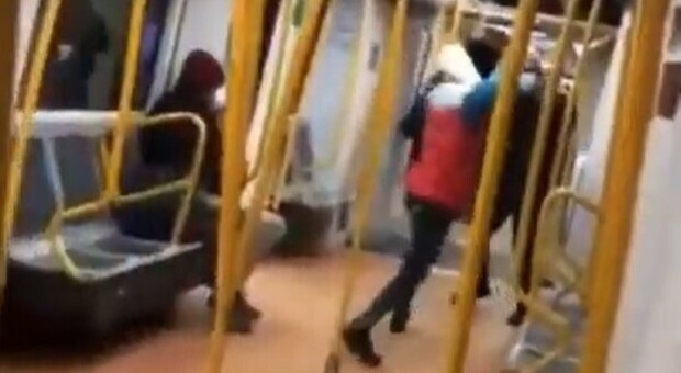 Violenza in metro, uomo aggredito a cinghiate da tre giovani nordafricani: «Credevamo ci stesse riprendendo»