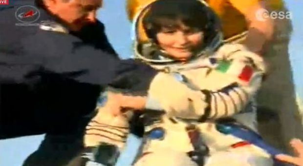 Samantha Cristoforetti è tornata a casa: la navicella Soyuz atterrata dopo 199 giorni