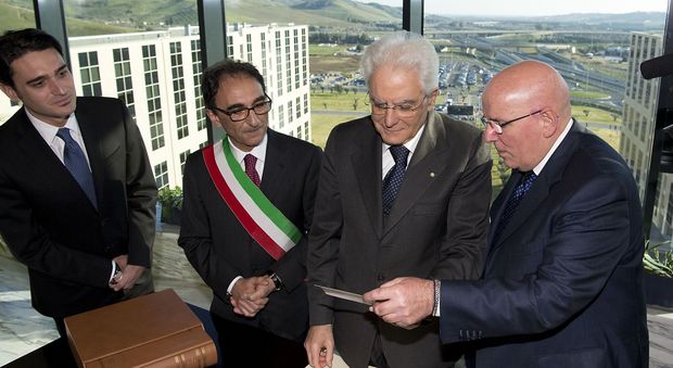 Mattarella inaugura la sede della regione Calabria: «Sconfiggere la 'ndrangheta è un dovere del governo»