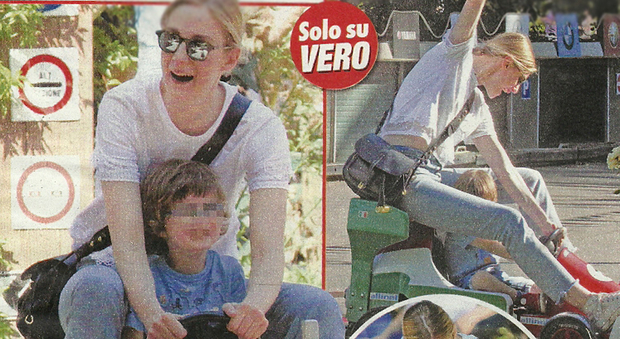Eva Riccobono gioca con il figlio Leo in un parco a Milano