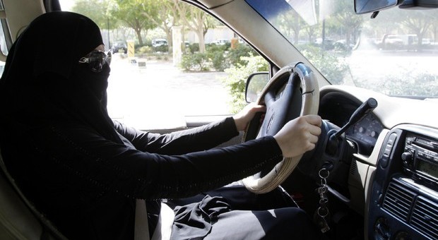 Arabia Saudita consegna le prime patenti di guida alle donne