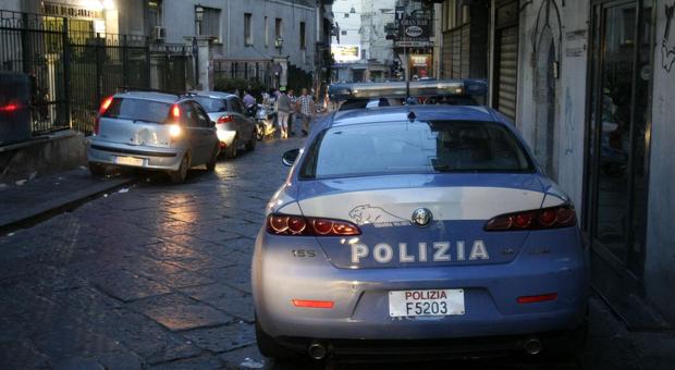 Napoli, sparatoria tra i vicoli: pregiudicato ferito da due colpi di arma da fuoco, è grave
