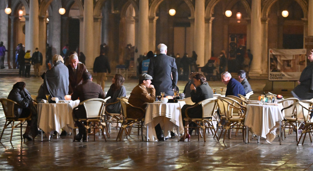 Film su Hemingway girato a Venezia: «Noi ristoratori mai pagati» La produzione: in ritardo, ma i soldi arriveranno