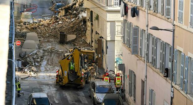 Marsiglia, crolla un palazzo di 4 piani, soccorsi difficili. «Almeno 10 persone sotto le macerie»