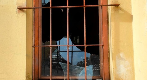 Una finestra rotta all'ex convento di San Domenico