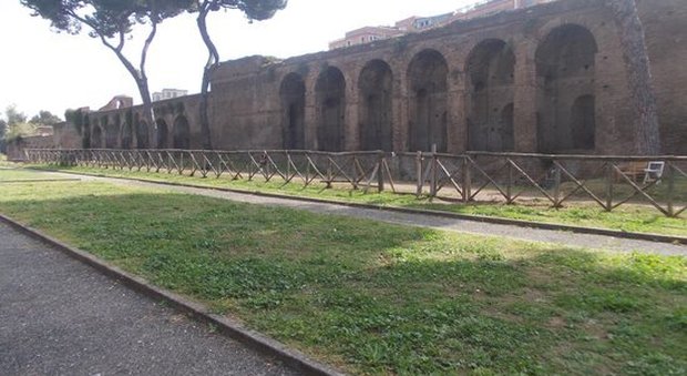 Roma, minaccia l'amico con le forbici per rubargli 5 euro: arrestato dalla polizia
