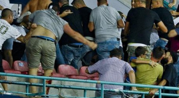 Scontri tra tifosi fuori dallo stadio: 26 daspo per i napoletani rissosi