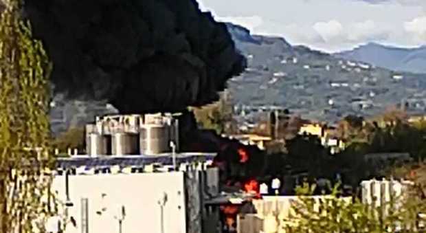Ascoli, scoppia un grosso incendio al deposito industriale Finproject