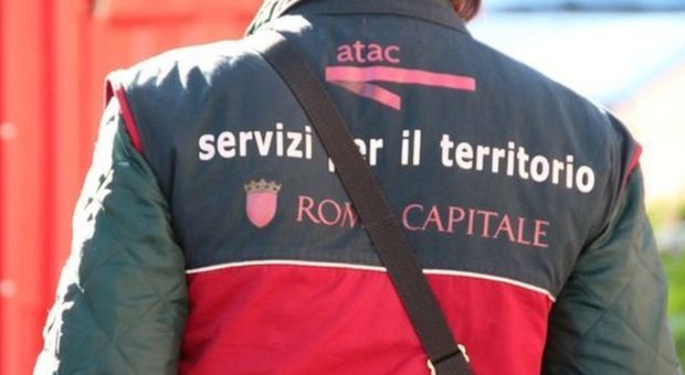 Roma, turiste senza biglietto sul bus: controllore si fa pagare 50 euro per non multarle. Atac: «Sanzione esemplare»