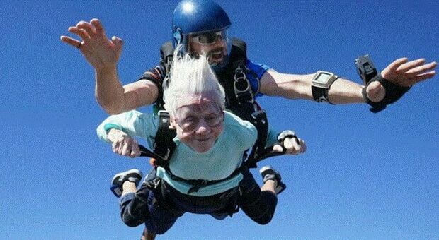 Morta Dorothy Hoffner, la nonnina di 104 anni che si era lanciata con il paracadute: non vedrà riconosciuto il suo Guinness World Record