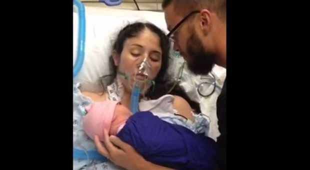 In coma dopo il parto, la mamma si sveglia sentendo il pianto della figlioletta neonata -GUARDA