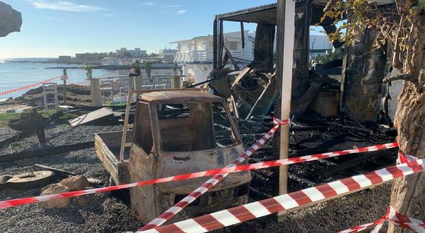 Savelletri, chiosco bar in riva al mare distrutto da un incendio: torna l'ombra del racket
