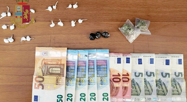 La droga e il denaro trovato dai poliziotti durante l'arresto di un 21enne napoletano