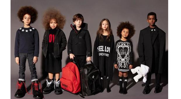 Ragazzini liberi e fashion Givenchy lancia la sua prima collezione kidswear 0-12 anni
