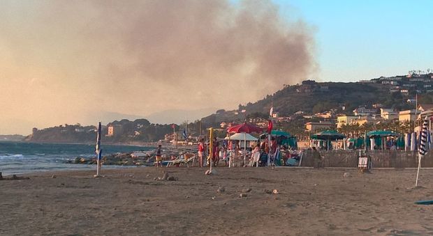 La spiaggia di Agropoli sullo sfondo un incendio la mattina, un altro la sera