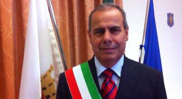 Arrestato il sindaco di Torre del Greco: «Ingerenze per favorire la ditta amica»