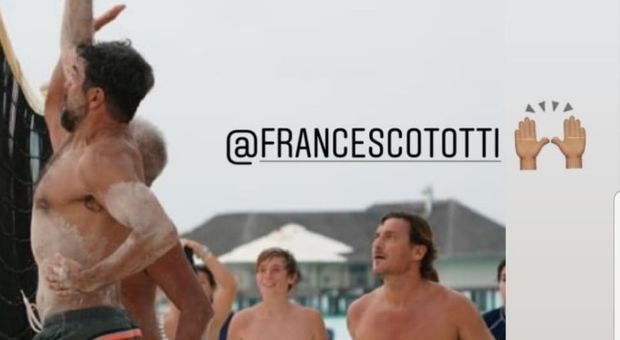 Francesco Totti e Pierfrancesco Favino si sfidano a beachvolley nel lussuoso resort alle Maldive