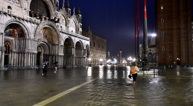 Acqua alta a Venezia, picco fuori stagione: 104 cm, non succedeva da 25 anni