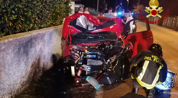 Finisce con la Fiat Abarth contro il muro: auto sfasciata, due persone ferite