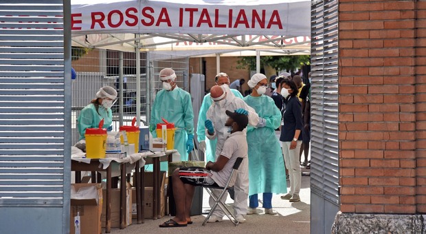 Virus, focolaio di Treviso: il migrante infetto contagia tre poliziotti